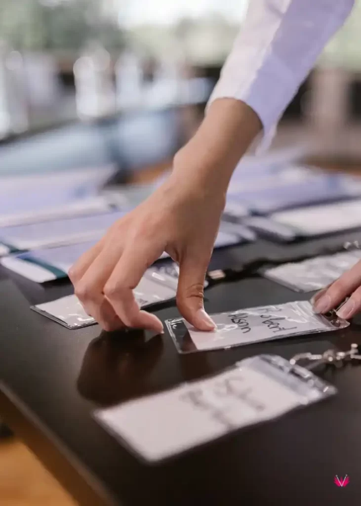 Persona eligiendo una credencial con nombre, simbolizando el cambio de identidad y la personalización legal en Perú.
