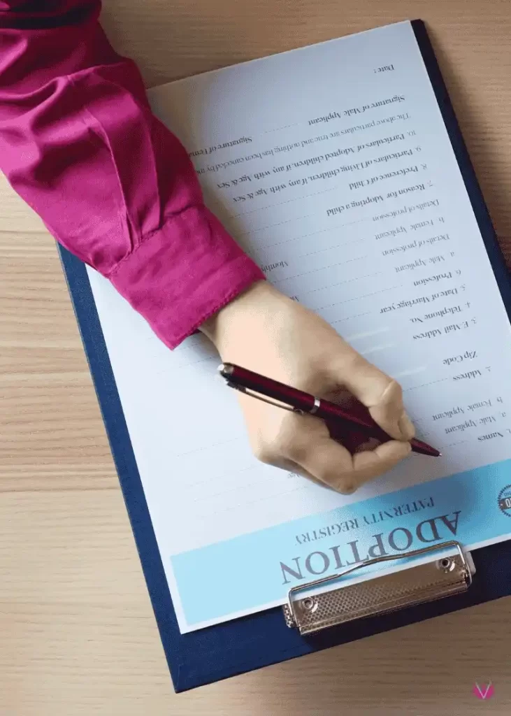 Persona firmando un formulario de adopción oficial, representando el inicio del proceso legal de adopción por excepción.